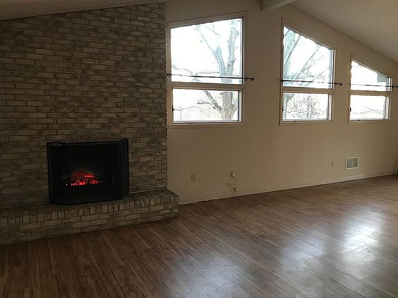 Fireplace w/ electric insert