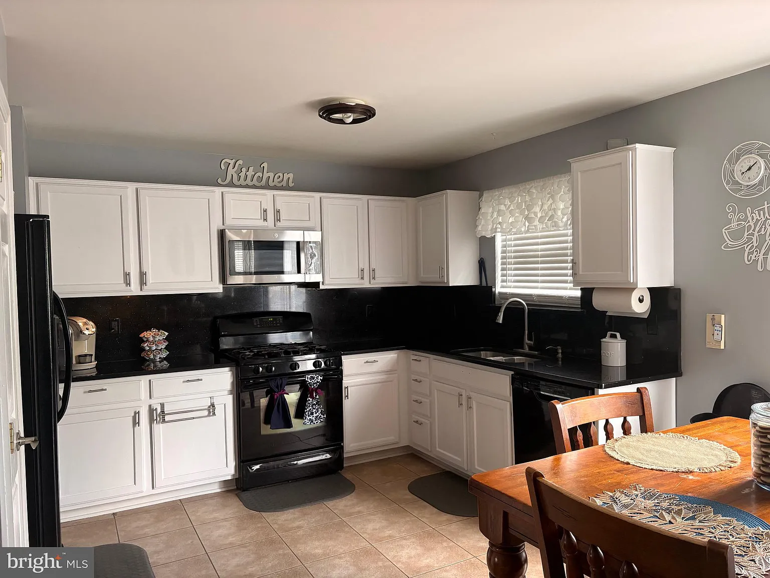 4 bed, 3.5 bath, 2914 sqft, $2,950 — Photo 3