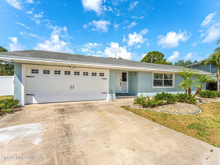 113 Las Palmas — Photo 3