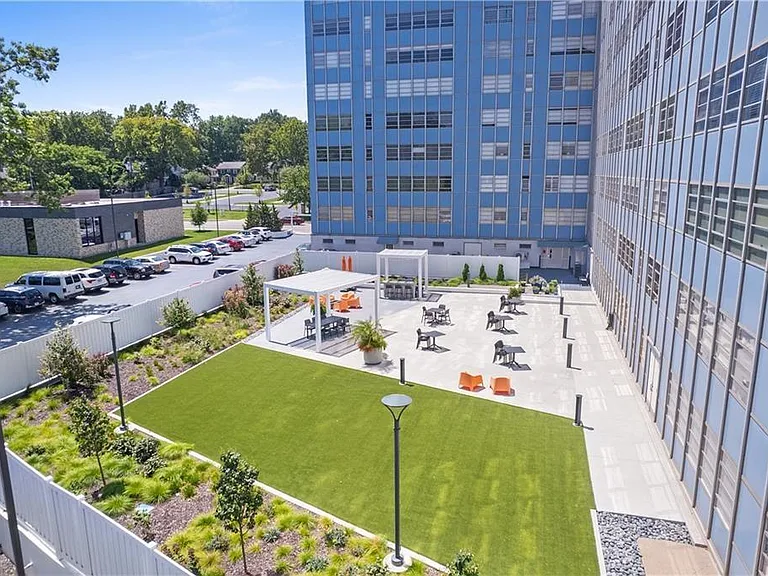 333A W Meyer Blvd #1215A — Photo 20
