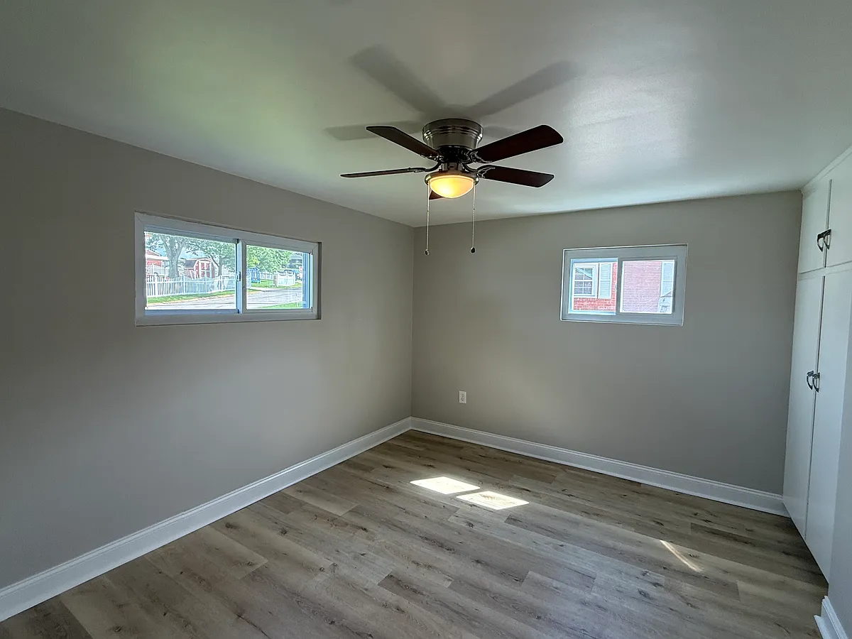 Building Photo - 733 Memory Ln