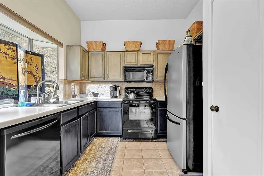 2 bed, 2.0 bath, 1100 sqft, $2,000 — Photo 2