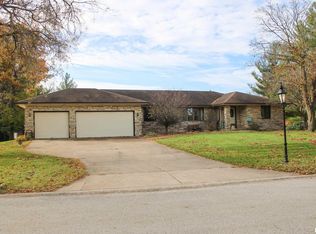 7014 Holdorf Dr, Blue Grass, IA 52726