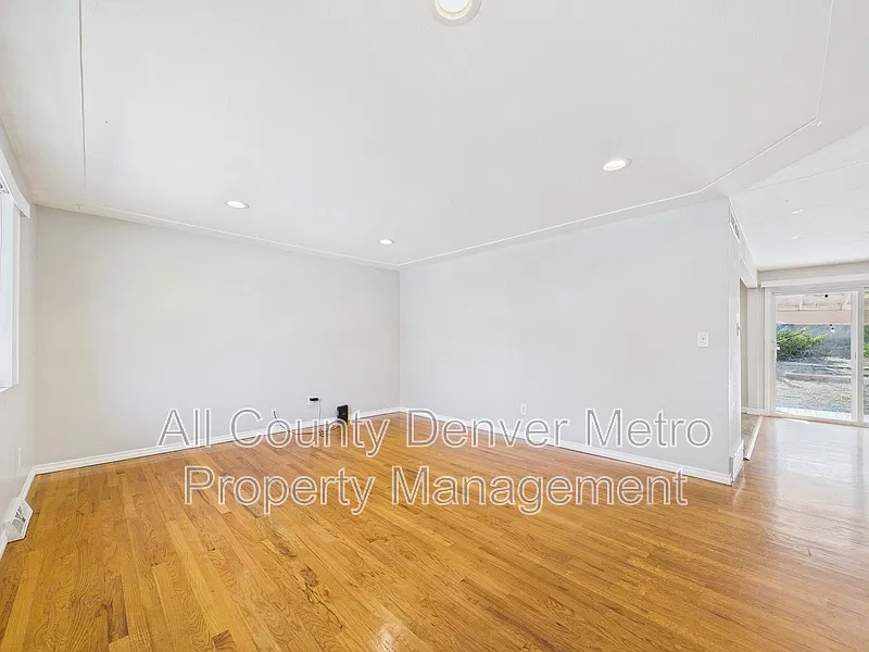 3 bed, 1.5 bath, 1120 sqft, $2,145 — Photo 4