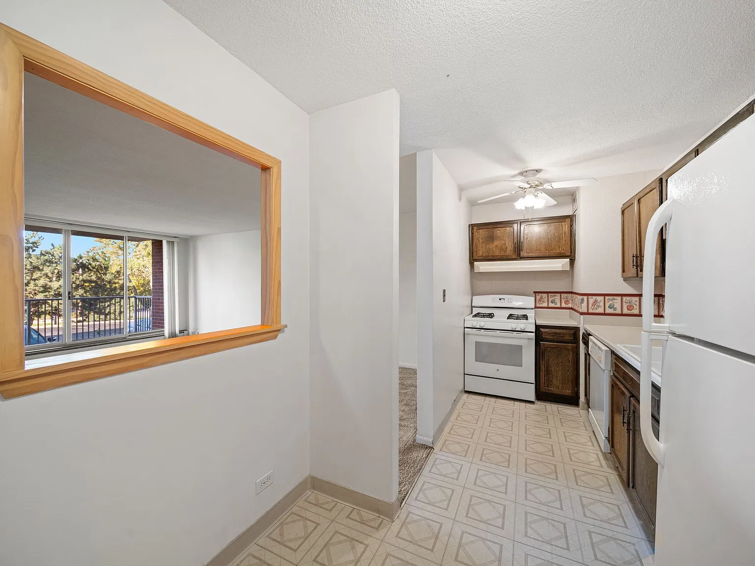2200 S Stewart Ave — Photo 4