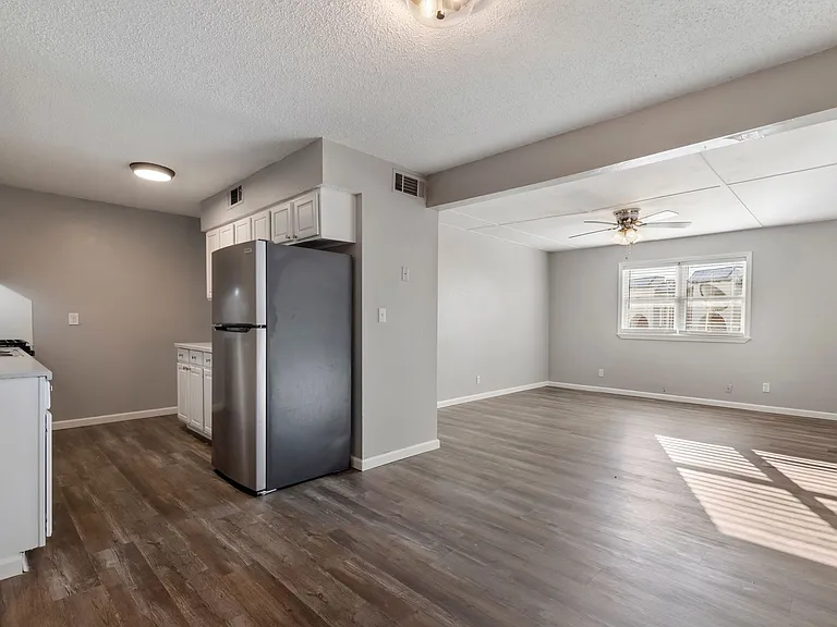 Crossroads Villa Apartments — Photo 21