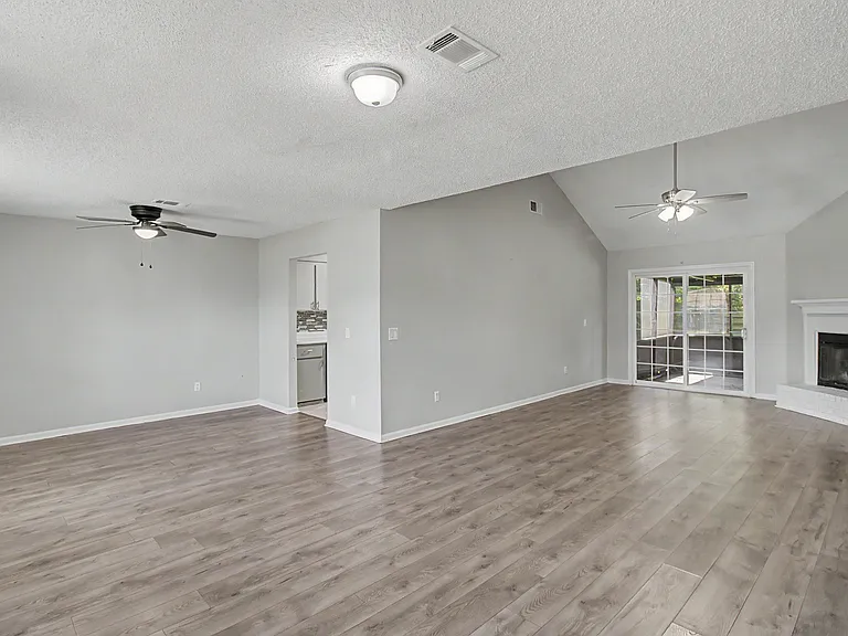 703 Woods Ct — Photo 2