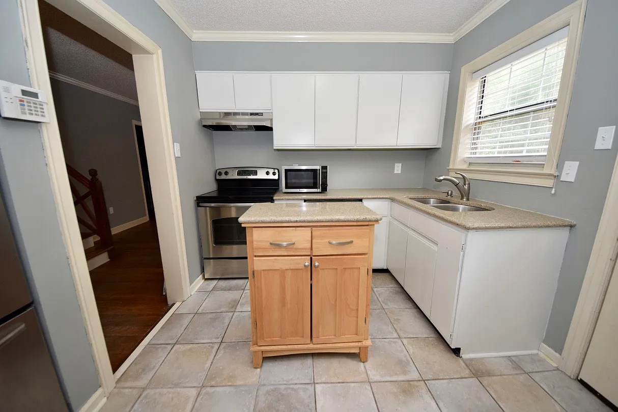 Gated 3 Bedroom, 2 Bathroom Near Chickasaw Gardens — Photo 1