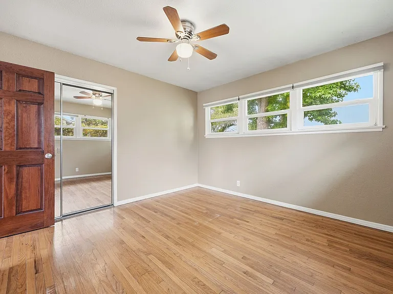 345 N Shattuck Pl — Photo 17