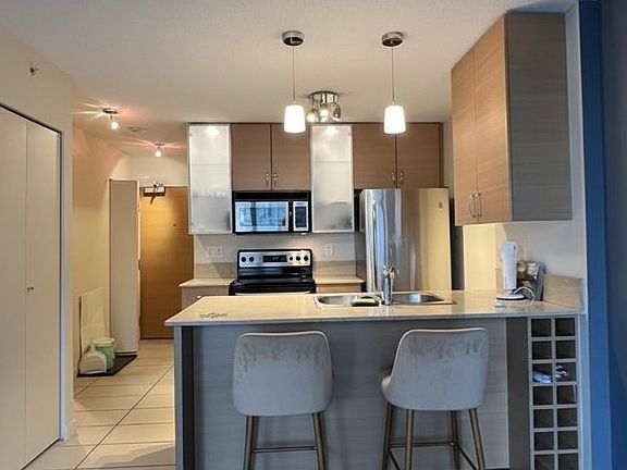 4th image of 928 Homer St #1605