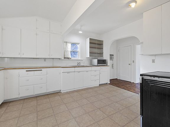 5th image of 2728 E Wellesley Ave