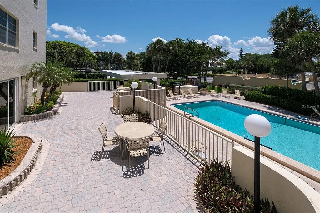 3 bed, 2.5 bath, 1336 sqft, $9,587 — Photo 3