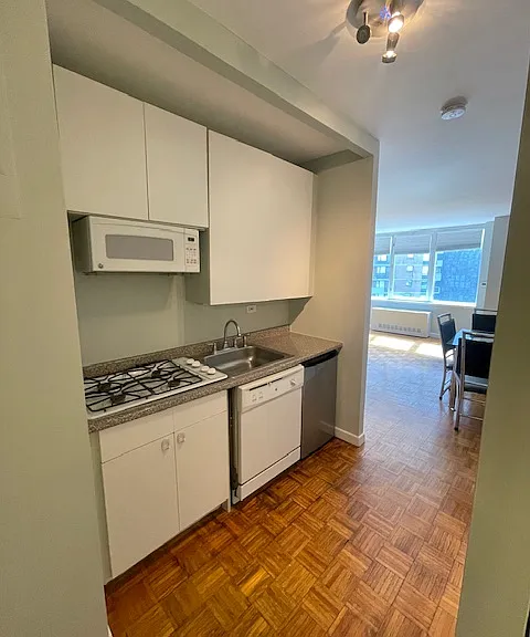 500 W 43rd St #24D — Photo 9