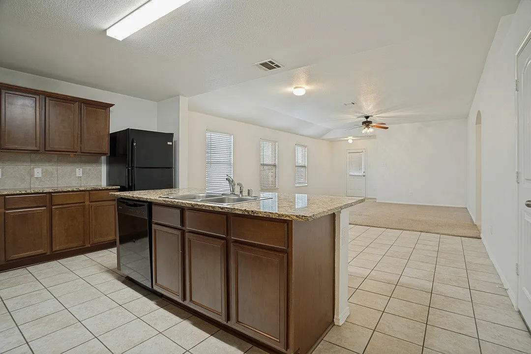 4 bed, 1891 sqft, $1,895 — Photo 3