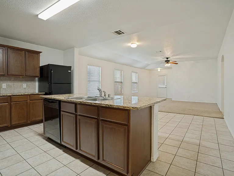 1106 Nickel St — Photo 3