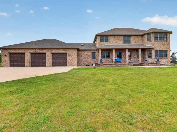 W6383 Hackbarth Rd, Fort Atkinson, WI 53538