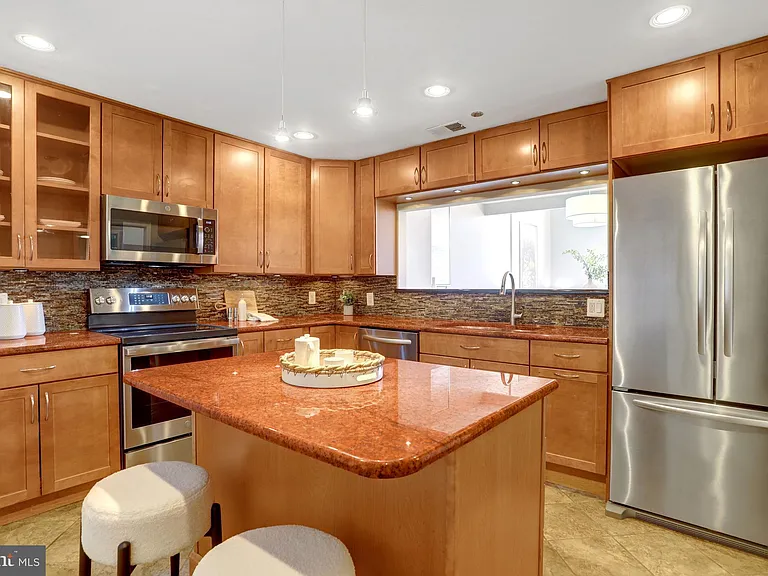 1301 N Courthouse Rd #1805 — Photo 7