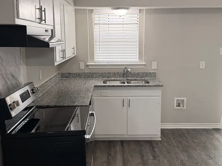 2514 Greenway St — Photo 8