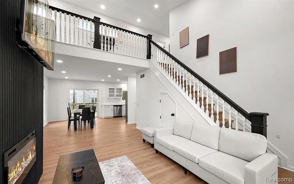 4 bed, 2.5 bath, 1632 sqft, $2,350 — Photo 3