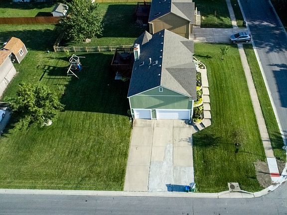 3rd image of 1001 SE Talonia Dr
