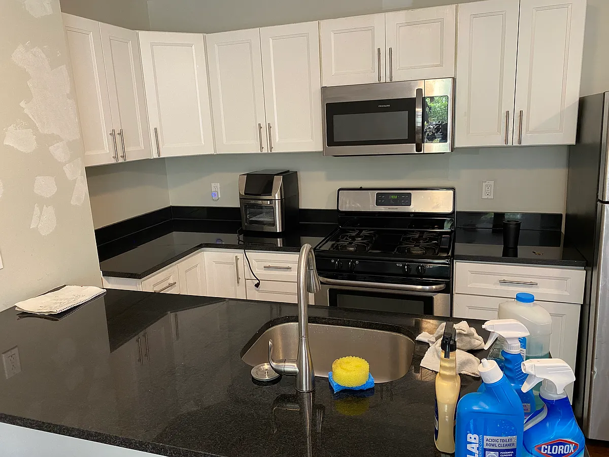 Building Photo - 423 Hudson Ave #2