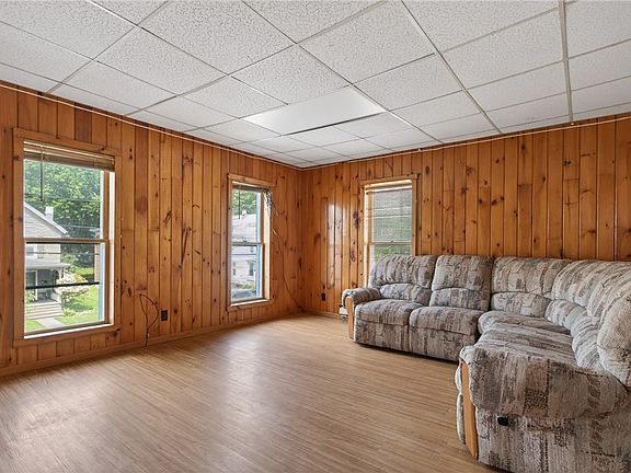 3rd image of 12 Valleyview St