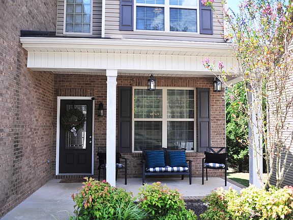 3rd image of 905 Vicar Ln