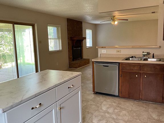3rd image of 421 Carothers St