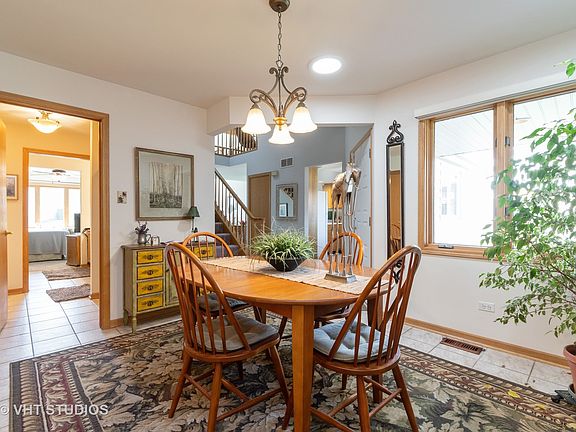 4th image of 18429 Lakeview Cir E