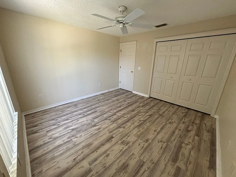20 Clarendon Ct N — Photo 22