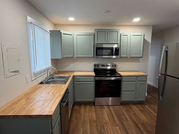 3rd image of 2928 Aster St