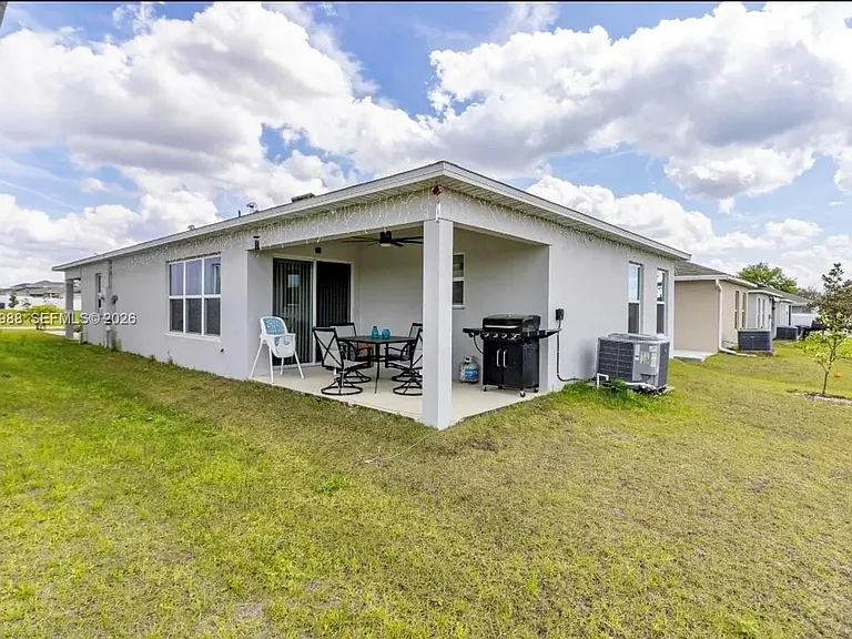 1136 Papaya Cir — Photo 8
