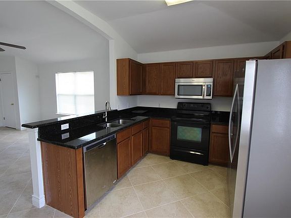 5th image of 215 Jennifer Ln