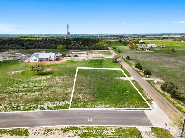 43 Pareya Dr, West, TX 76691