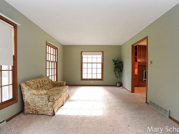 4th image of 2636 Algonquin Ct NE