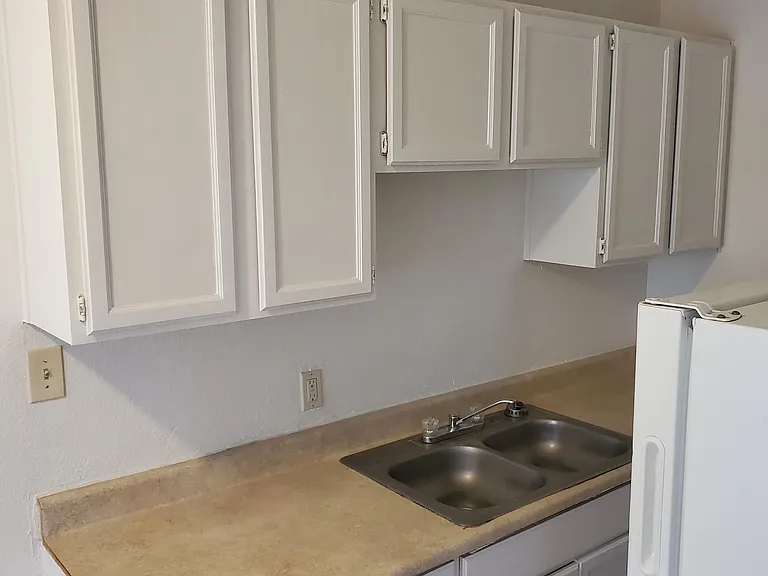 2570 Traction Ave #6 — Photo 4