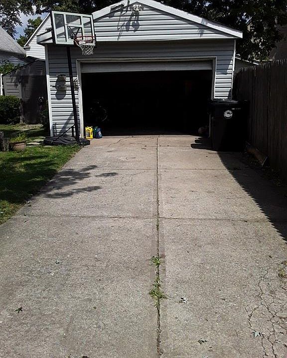 2nd image of 3300 Poe Ave