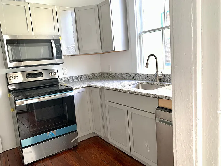 206 E 39th St #B — Photo 2