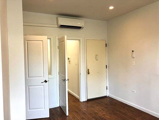 3rd image of 11-22 47th Ave #2-R
