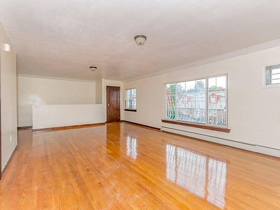 3rd image of 861 Swinton Ave #2