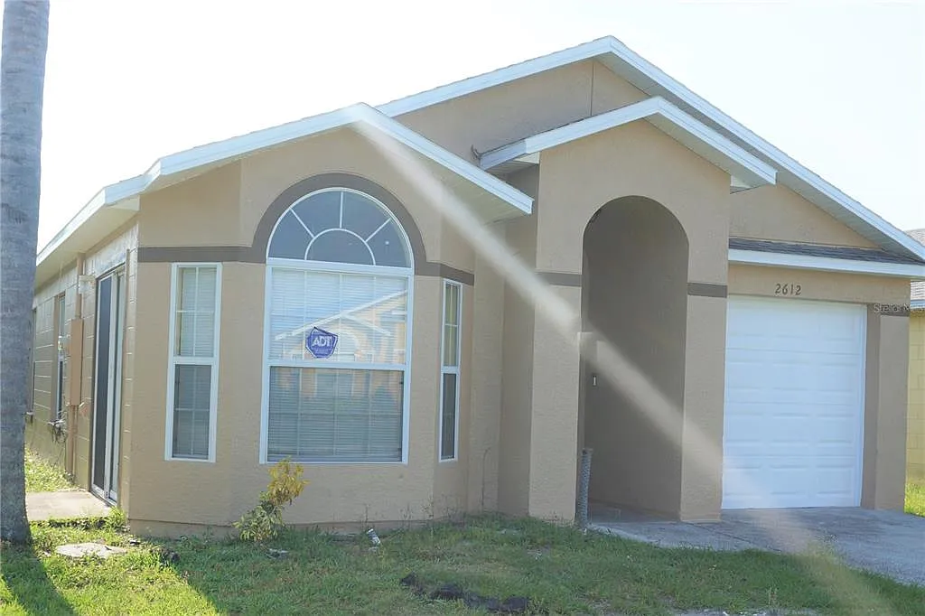 3 bed, 2.0 bath, 1099 sqft, $2,000 — Photo 2