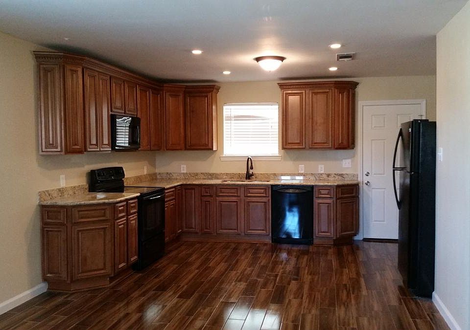 Custom Kitchen Cabinets w/Granite Countertops