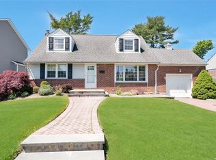 7 Martin Pl, Syosset, NY 11791