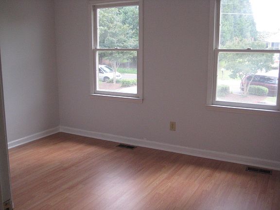 3rd image of 16 Astor Ct