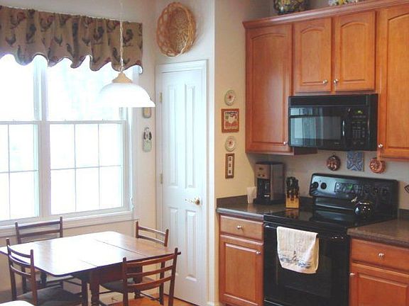 Large Eat-In Kitchen