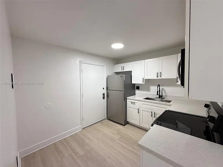 12215 W Dixie Hwy #304 — Photo 2