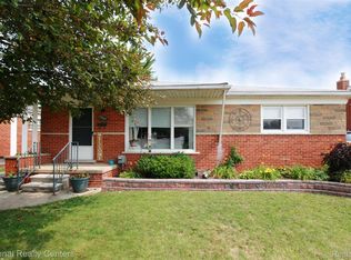 17947 Summer Ln N, Fraser, MI 48026