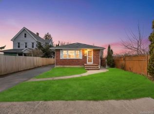 32 Lee Ave, Hicksville, NY 11801