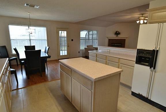 4th image of 1005 Valley Branch Dr