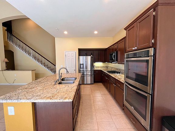 5th image of 979 Sterling Cir